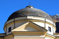 La cupola della chiesa di San Bernardino da Siena nel villaggio della Val Mesolcina, Svizzera.



