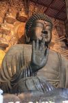 Daibutsu, la più grande statua in bronzo di Buddha del Giappone: siamo a Nara nel tempio di Todaiji.

