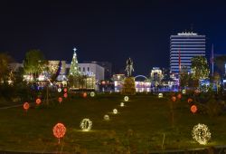 Decorazioni natalizie in piazza Skanderbeg by nigt, Tirana (Albania) - © Aldo91 / Shutterstock.com