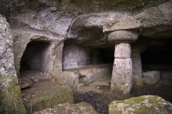 Dentro alle tombe di una necropoli a Cerveteri (Lazio): la più famosa è la Banditaccia