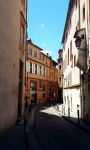 Uno scorcio della Descente de la Halle aux Poissons, una strada del centro di Tolosa (Toulouse) a pochi passi dal fiume Garonne.