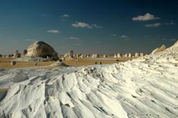 Deserto bianco rocce egitto: è uno dei deserti più spettacolari del mondo. Si tratta di una zona un tempo ricoperta dal mare, le concrezioni calcaree sono poi state erose crendo ...