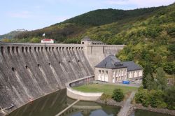 Diga di Hessen sul lago Eder a Kassel, Germania - E' alta 46 metri l'imponente diga sul lago Eder vicino alla città di Kassel. Con i suoi 200 mila metri cubi d'acqua è ...