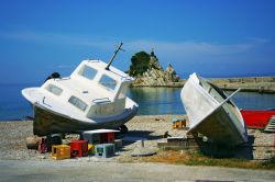 Due barche da pesca sulla costa di Trpanj, Croazia.



