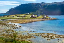 I suggestivi paesaggi che si incontrano percorrendo la E69 tra la città di Alta e Honningsvag, in Norvegia. Questa strada europea si snoda per circa 129 chilometri (di cui 15,5 di gallerie ...