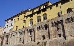 Edifici sopra le mura antiche di Jesi, provincia di Ancona, Marche. A ricostruire le mura furono gli architetti militari Baccio Pontelli e Francesco di Giorgio Martino.
