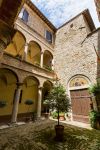 Edifici visti dall'esterno nella città medievale di Montepulciano, Toscana, Italia. Siamo in una cittadina collinare nella provincia di Siena - © Oscity / Shutterstock.com