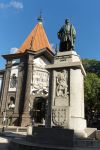 L'edificio del Banco de Portugal e la statua di Joao Gonçalves Zarco, tra i fondatori della città di Funchal, Madeira - foto© wjarek / Shutterstock.com