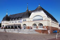 Un edificio di Westerland nell'isola di Sylt, Germania. Divenuta ufficialmente città nel 1905, Westerland conta quasi dieci mila abitanti e possiede l'unico aeroporto civile dell'isola.
 ...