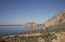 Un edificio religioso lungo la costa desertica di Tilos, Dodecaneso, Grecia.



