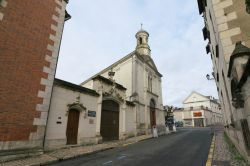 Edificio religioso nel centro storico di Montrichard, Francia - © Khun Ta / Shutterstock.com