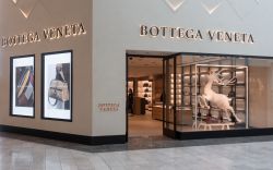 Esterno della boutique Bottega Veneta a Scottsdale, Arizona. E' un marchio di lusso italiano conosciuto per la sua pelletteria - © BCFC / Shutterstock.com