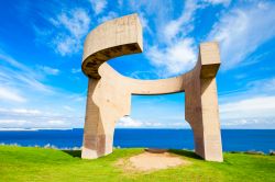 Eulogy to the Horizon (Elogio del Horizonte): monumento di Gijon, uno dei simboli più conosciuti della città di Gijon, Asturie (Spagna).
