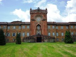 Il castello di Sammezzano, nel comune di Reggello, è incredibilmente in stato di semiabbandono, nonostante la nascita di un comitato per la sua salvaguardia - foto © Paebi / Wikipedia ...