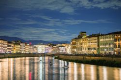 Gli edifici della città illuminati lungo il fiume Arno in occasione della festa della Luminara di San Ranieri a Pisa, Toscana.


