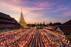 La pagoda di Wat Phra That Hariphunchai illuminata durante il festival delle luci a Lamphun, Thailandia.



