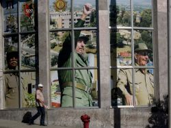 Un'immagine di Fidel Castro e di suo fratello Raùl nel centro di Santiago de Cuba - © Alain Lauga / Shutterstock.com