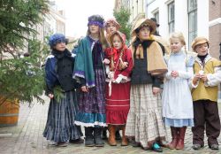 Figuranti in costume del Dickens Festival, che si svolge ogni anno nel mese di dicembre a Deventer (Olanda) - foto © Chantal de Bruijne / Shutterstock.com