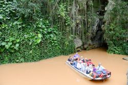 Turisti su una piccola imbarcazione all'uscita della Cueva del Indio, una caverna della Valle de Viñales (Cuba) dove scorre un fiume sotterraneo - © Stefano Ember / Shutterstock.com ...