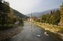 Il fiume Isarco e il borgo di Chiusa in Alto ...