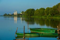 Veduta del monastero di San Giacomo a Rostov Velikij, Russia - Anche con il calar delle luci, complice il riflesso sulle acque, il monastero di San Giacomo è uno dei più suggestivi ...