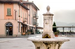 Fontana nel centro di Pisogne sul Lago di Iseo - © Luca Lorenzelli / Shutterstock.com