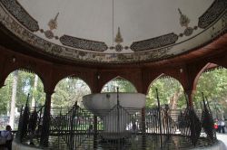 Fontana nel giardino della Beyazit Pasa Mosque di Amasya, Turchia. Questo edificio in stile ottomano quattrocentesco presenta la stessa pianta delle moschee di Bursa: la sala di preghiera è ...