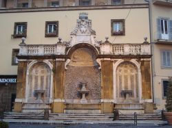 Fontana in Piazza San Pietro a Frascati (Lazio)- © LPLT - CC BY-SA 3.0 - Commons.
