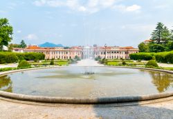 Fontane a Palazzo Estense, Varese, Lombardia. Un suggestivo scorcio del palazzo dalla grande fontana situata di fronte all'ingresso. 



