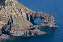 Formazioni rocciose a Salina, Sicilia - Singolare forma ad arco per questa grande roccia che scivola nelle acque del Tirreno: siamo nel territorio del Comune di Malfa, fra Monte Rivi e Monte ...