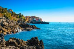 Formazioni rocciose a Tellaro, piccolo borgo sul mare, con chiesa e case, La Spezia, Italia.



