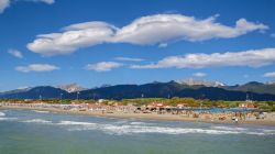 Forte dei Marmi, provincia di Lucca (Toscana): una bella veduta estiva della spiaggia con sdrai e ombrelloni.
