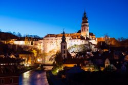 Visione notturna del castello di Cesky Krumlov, Repubblica Ceca - Cala la notte su Cesky Krumlov e le luci che illuminano il bellissimo castello medievale, donano alla città un'atmosfera ...