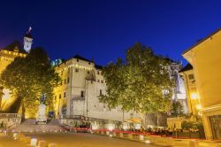 Fotografia notturna del centro di Chambery con il Castello dei Duchi di Savoia, Francia.
