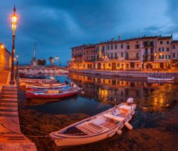 fotografia notturna porto di Lazise - © Lukasz Szwaj / Shutterstock.com