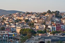 Fotografia panoramica di Kusadasi, Turchia - Grazie alla sua geografia pare sia stata la località favorita di Erodoto e le sue bellezze naturali ne fecero un luogo di sosta del divino ...