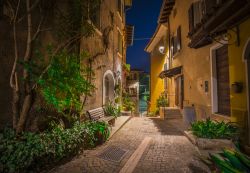 Gargnano by night, Lombardia, Italia. Un vicolo acciottolato del centro storico cittadino.
