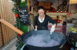 Delizie del palato al villaggio natalizio di Place de Gaulle ad Ajaccio
