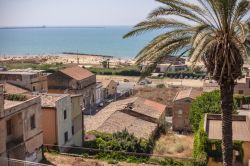 Gela e la sua spiaggia fotografata in estate, Sicilia meridionale