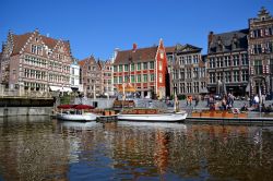 Gent: la classica immagine da cartolina della città, nel tratto del fiume Leie che costeggia Graslei, il fulcro del turismo cittadino.