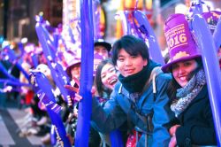 La gente giunge a New York da tutto il mondo per festeggiare il Capodanno a Times Square - foto © Amy Hart / NYC & Company