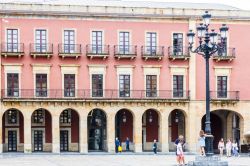 Gente in Plaza Mayor a Gijon, Spagna. Circondata da palazzi storici e colonnati, questa piazza è una delle principali attrattive della città - © Kevin Hellon / Shutterstock.com ...