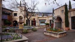 Gli edifici di Tlaquepaque a Sedona, Arizona. In questo caratteristico villaggio commerciale ci sono botteghe artigiane e gallerie di negozi - © Tang Yan Song / Shutterstock.com