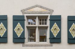 Gli infissi in legno decorati di un vecchio palazzo di Zugo, Svizzera.

