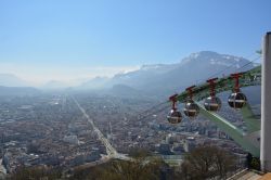 Grenoble, panorama dalla Bastille con la teleferica (Francia). La Bastille è una delle mete più visitate della regione: circa 600 mila persone salgono ogni giorno sino alla fortezza ...