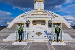 Guardie al Monumento dell'Indipendenza di Ashgabat, Turkmenistan - © Matyas Rehak / Shutterstock.com