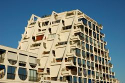 Situata in Linguadoca-Rossiglione La Grande Motte è famosa per i suoi hotel piramidali - © Philip Lange / Shutterstock.com