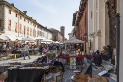 Cherasco è famosa per ospitare un grande mercatino dell'artigianato, con centinaia di espositori nel centro storico cittadino. - © MRTfotografie / Shutterstock.com