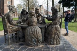 I mangiatori di Patate di Neunen, famosa opera di Van gogh celebrata da un monumento - © Ronald Wilfred Jansen / Shutterstock.com