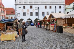 Mercatini di Natale nella piazza centrale di Cesky Krumlov, Repubblica Ceca: ritratto di una tipica giornata pre-natalizia nel cuore della Boemia meridionale - come in quasi tutte le città ...